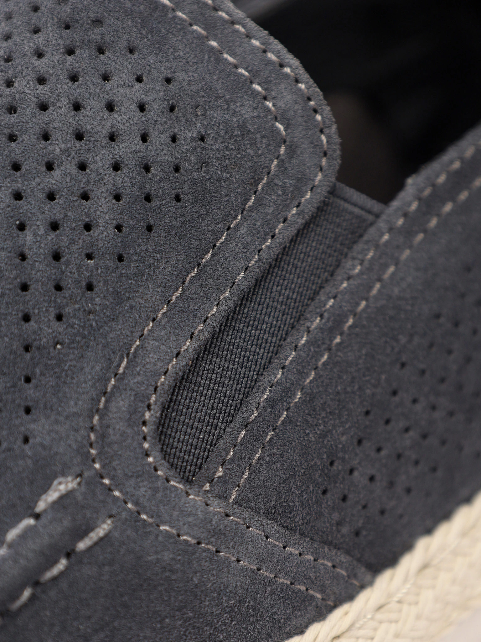 Мокасины темно-серого цвета с перфорацией на низкой подошве